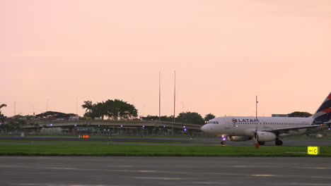Plano-General-Del-Avión-En-La-Pista,-Aeropuerto