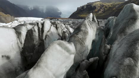 Gletschereismuster---Svínafellsjökull-Gletscher-In-Island---Drohnenaufnahme