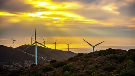 Äolische-Windmühlen-Auf-Dem-Feld-Zur-Erzeugung-Erneuerbarer-Grüner-Energie-Während-Des-Sonnenuntergangs-Im-Zeitraffer