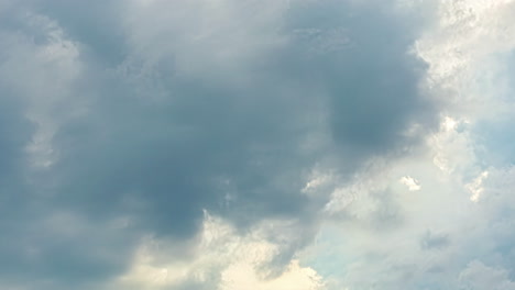 Eine-Zeitrafferaufnahme-Von-Sich-Bewegenden-Wolken-Am-Himmel,-Die-Mit-Etwas-Sonnenlicht-Eine-Windscherung-Bilden