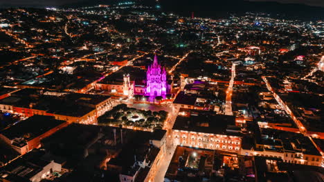 Ciudad-De-San-Miguel-De-Allende-Y-Catedral-Por-La-Noche-En-Guanajuato,-México