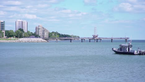 Ein-Polizeiboot-Fährt-Durch-Die-Gewässer-Des-Ontariosees