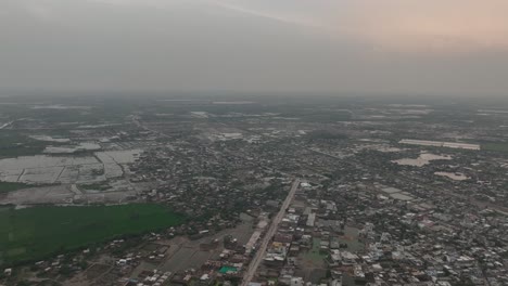 Neblina-Crepuscular-Sobre-El-Paisaje-Urbano-De-Mirpurkhas,-Pakistán