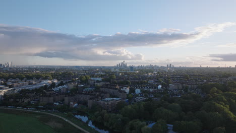 Weit-Aufsteigende-Luftaufnahme-Der-Londoner-Skyline-Aus-Den-Vororten-Von-Clapton