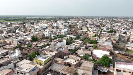 Vista-Aérea-Del-Denso-Paisaje-Urbano-De-Badin,-Pakistán