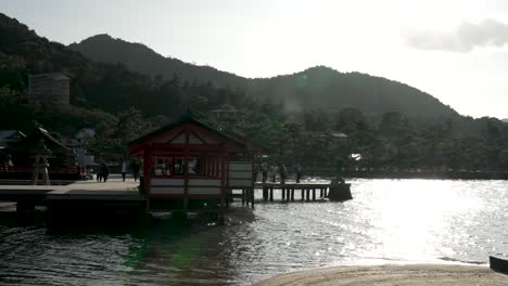 Goldenes-Stundenlicht-Mit-Blendenfleck-über-Dem-Itsukushima-Schrein-Auf-Der-Insel-Miyajima