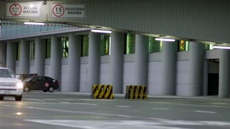 Aufnahme-Eines-Sicherheitswagens-Auf-Der-Landebahn-Des-Flughafens