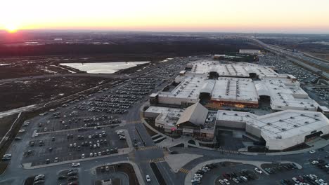 Eine-Drohne-Fängt-Den-Sonnenuntergang-In-Niagara-on-the-Lake-In-Der-Outlet-Kollektion-Von-Niagara-Ein,-Einem-Großen-Einkaufszentrum-Im-Freien