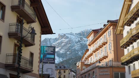 Cortina-D&#39;Ampezzo-Stadtgebäude-Und-Schneebedeckte-Berge-Im-Hintergrund