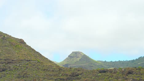 Timelapse-De-La-Montaña-Con-Forma-De-Cráter-De-Tenerife-Bajo-Un-Cielo-Nublado