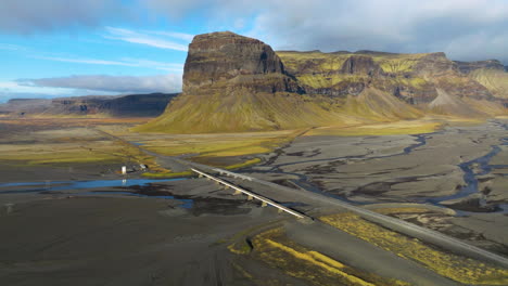 Carretera-Número-1-Y-Montaña-Lomagnupur-En-Islandia---Toma-Aérea-De-Drones