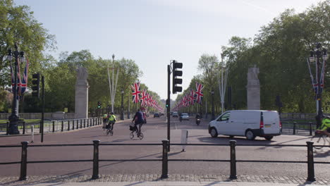 Verkehr-Entlang-Der-Pall-Mall-Street,-Geschmückt-Mit-Union-Jack-Flaggen-In-London,-England,-Vereinigtes-Königreich