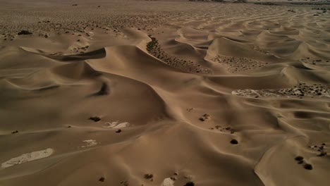 Eine-Filmische-Drohne,-Die-Detaillierte-Nahaufnahmen-Der-Sanddünen-Im-Death-Valley-Nationalpark-Aufnimmt