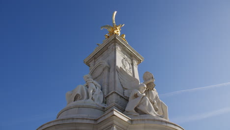 Gilded-Statue-Of-Victory,-Queen-Victoria-Memorial-In-London,-England,-UK