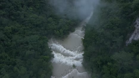 Blick-Von-Oben-Auf-Den-Semuc-Champey-Wasserfall-Während-Der-Regenzeit,-Luftaufnahme