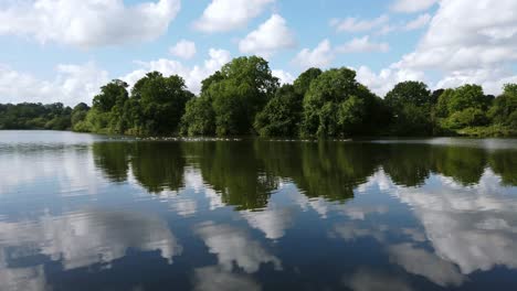 Malerische-Aussicht-Auf-Das-Flussufer-Im-Mote-Park,-Gelegen-In-Maidstone,-Kent-Im-Vereinigten-Königreich