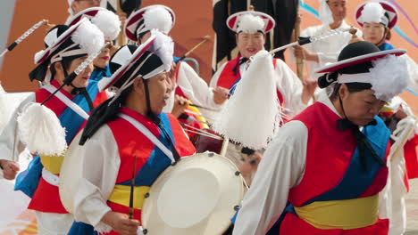 Ältere-Koreanische-Bauern-Führen-Während-Des-Geumsan-Insam-Ginseng-Festivals-In-Geumsan-gun,-Südkorea,-Eine-Pungmul--Oder-Nongak-Tanzvorführung-Auf