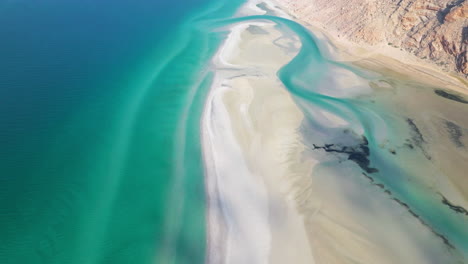 Pintoresca-Laguna-Detwah-En-La-Isla-De-Socotra,-Yemen---Toma-Aérea-Con-Drones