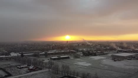 Panorama-Luftaufnahme-Des-Sonnenaufgangs-In-Einer-Wunderschönen,-Schneebedeckten-Europäischen-Stadt