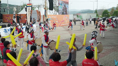 Espectáculo-De-Danza-De-Agricultores-Nongak-Durante-El-Festival-De-Ginseng-Geumsan-Insam---Gran-Angular