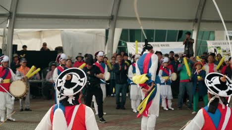 Danza-Sangmo-Durante-La-Actuación-Folclórica-De-Los-Agricultores-Pungmul-O-Nongak-En-El-Festival-Geumsan-Insam-2023