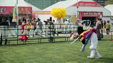 Bailarina-Coreana-Con-Sombrero-De-Cinta---Che-Sangmo-Haciendo-Giros-De-Aire-Durante-La-Actuación-De-Pungmul-O-Nongak-En-El-Festival-De-Ginseng-Geumsan-Insam-En-Geumsan-gun