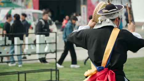 Koreanische-Tänzer-Führen-Sangmo-Tänze-Während-Der-Volksaufführung-Der-Pungmul--Oder-Nongak-Bauern-Beim-Geumsan-Insam-Festival-2023-Auf