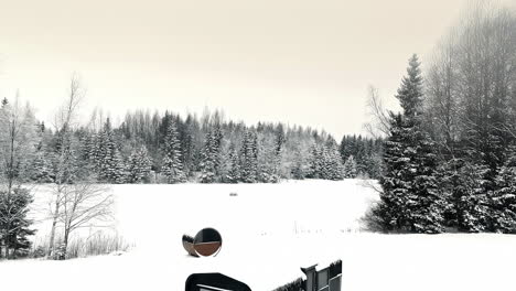 Kleine-Lufthütte-In-Winterlandschaft-Im-Weißen,-Schneebedeckten-Fichtenwald,-Riga,-Lettland