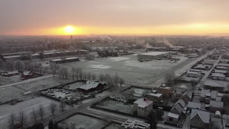 Filmische-Drohnenaufnahme,-Die-Eine-Wunderschöne-Europäische-Stadt-Im-Schnee-Bei-Sonnenaufgang-Zeigt