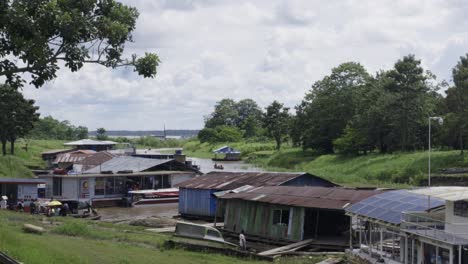 Un-Sencillo-Pueblo-De-Indígenas-A-Orillas-Del-Río-En-Leticia,-Que-Forma-Parte-De-La-Región-Amazónica,-Colombia.