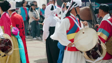 Pungmul-Es-Una-Tradición-De-Música-Folclórica-Coreana-Que-Incluye-Tocar-El-Tambor,-Bailar-Y-Cantar.