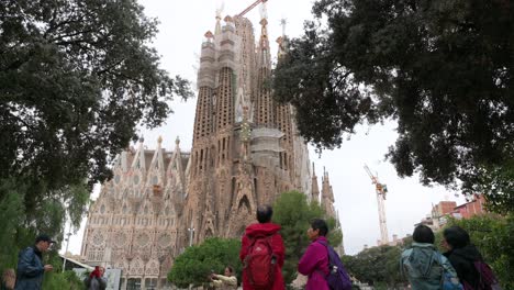 Touristen-Und-Reisende-Machen-Fotos-Von-Der-Sagrada-Familia,-Der-Größten-Unvollendeten-Katholischen-Kirche-Der-Welt-Und-Teil-Eines-UNESCO-Weltkulturerbes