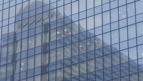 Wolkenkratzer-Bürogebäude-Frontreflexion,-Nishi-Shinjuku,-Tokio,-Japan