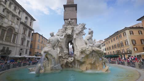 Rom-Immersive-POV:-Bewegung-Durch-Belebte-Straßen-Zur-Piazza-Navona,-Italien,-Europa,-Gehen-|-Wackeliger-Blick-Auf-Eine-überfüllte-Struktur