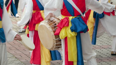 Nahaufnahme-Einer-Pungmul-Performance-Gruppe-Von-Spielern,-Die-Während-Des-Geumsan-Insam-Ginseng-Festivals-In-Geumsan-Gun,-Südkorea,-Spazieren-Gehen-Und-Trommeln-Schlagen