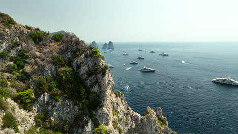 Langsame-Drohnenschwenkaufnahme-Steiler-Felsen-Auf-Der-Italienischen-Insel-Capri-An-Einem-Sonnigen-Tag