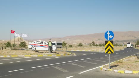 Türkische-Verkehrspolizei-Täuscht-Fahrzeuggeschwindigkeit-Vor-Und-Schreckt-Stark-Befahrene-Kreuzung-Ab