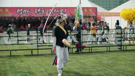 Koreanischer-Dorf-Pungmul-Nongak-Bauer-Tanzkünstler,-Der-Luftwirbelhaltung-Vorführt