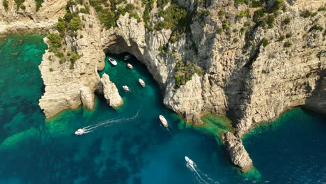 Turistas-Navegando-Hacia-La-Grotta-Verde-En-La-Isla-Italiana-De-Capri-En-Un-Día-Soleado