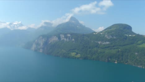 Paso-Elevado-De-Morschach:-Moviéndose-Sobre-El-Pintoresco-Valle-De-Agua-Hacia-Las-Montañas-De-Los-Alpes,-Suiza,-Europa,-Drone-|-Movimiento-Muy-Lento-Hacia-La-Impresionante-Ladera-De-La-Montaña