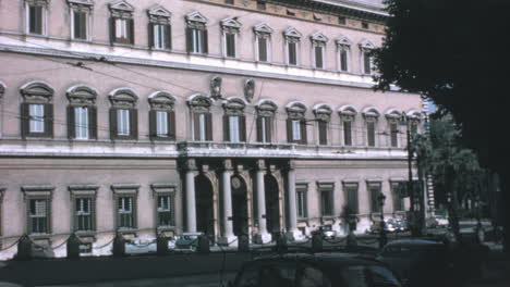 Coches-Clásicos-Circulan-Delante-Del-Palacio-Margherita-En-Roma-En-Los-Años-1960