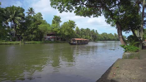 Keralas-Traditionelles-Hausboot-Fährt-Durch-Die-Backwaters-Von-Kerala