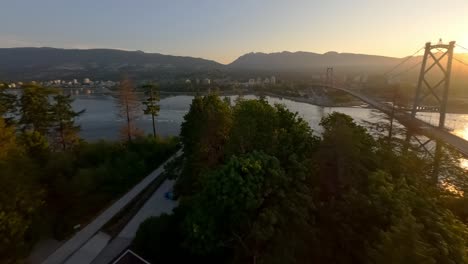 Lions-Gate-Bridge-Vom-Aussichtspunkt-Prospect-Point-Während-Des-Goldenen-Sonnenaufgangs-In-Vancouver,-Britisch-Kolumbien,-Kanada