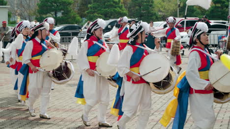 Espectáculo-De-Danza-De-Agricultores-Pungmul-O-Nongak-Durante-El-Festival-De-Ginseng-Geumsan-Insam-En-Geumsan-gun,-Corea-Del-Sur