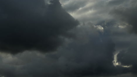 Zeitraffer-Dunkler,-Dramatischer-Wolken,-Die-Sich-Mit-Blauen-Himmelsflecken-Bewegen