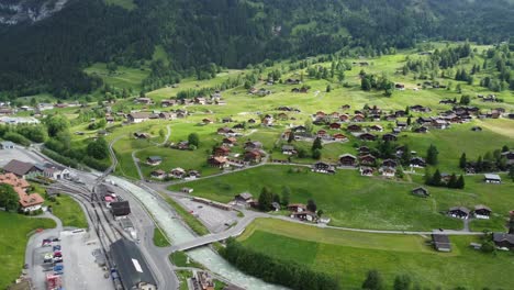 Bezauberndes-Grindelwald,-Schweiz:-Beeindruckende-4K-Drohnenaufnahmen-Majestätischer-Schweizer-Alpen-Und-Traditioneller-Architektur
