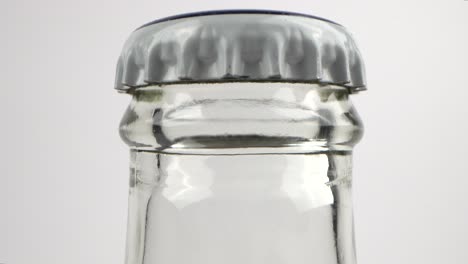 Nahaufnahme-Einer-Versiegelten-Bierflasche-Aus-Glas,-Statische-Makroaufnahme