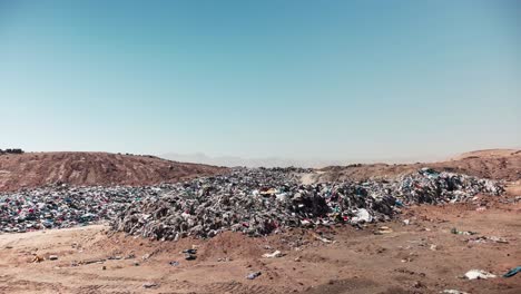 Ansammlung-Von-Second-Hand-Kleidung-Auf-Einer-Geheimen-Mülldeponie,-Wodurch-Eine-Mülldeponie-In-Der-Chilenischen-Wüste-Entsteht