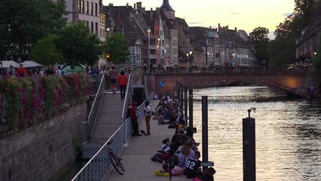 Junge-Franzosen-Genießen-Einen-Schönen-Abend-Am-Fluss-Ill-In-Straßburg