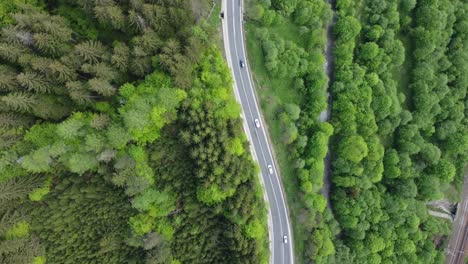 Ruhige-Rumänische-Wälder:-4K-Luftaufnahme-Von-Kiefern-Und-Alpinem-Grün-Entlang-Einer-Malerischen-Waldstraße